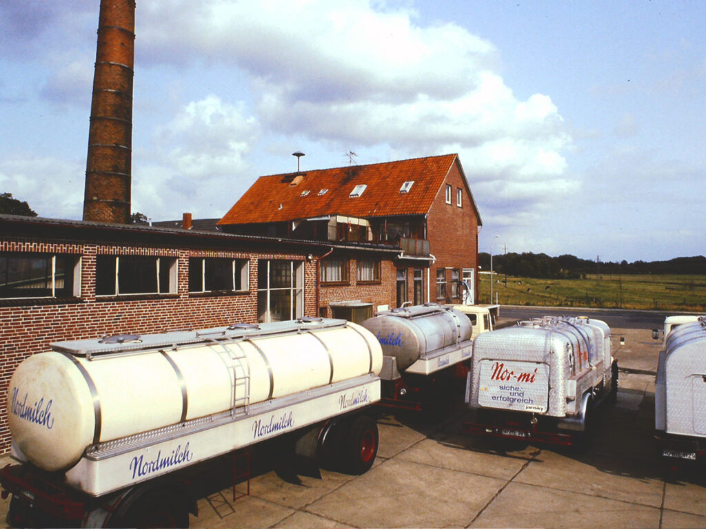 Milchlastwagen am Produktionsstandort, ca. 1981