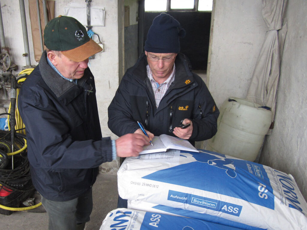 Ein Landwirt bestellt NORMI ASS beim Fachberater